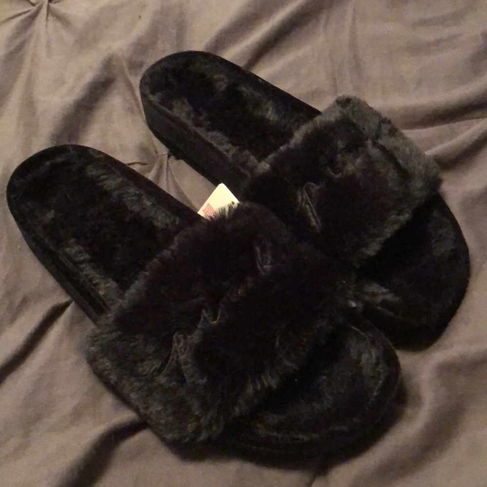 Black fuzzy VS pink slides